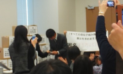 署名を手渡し